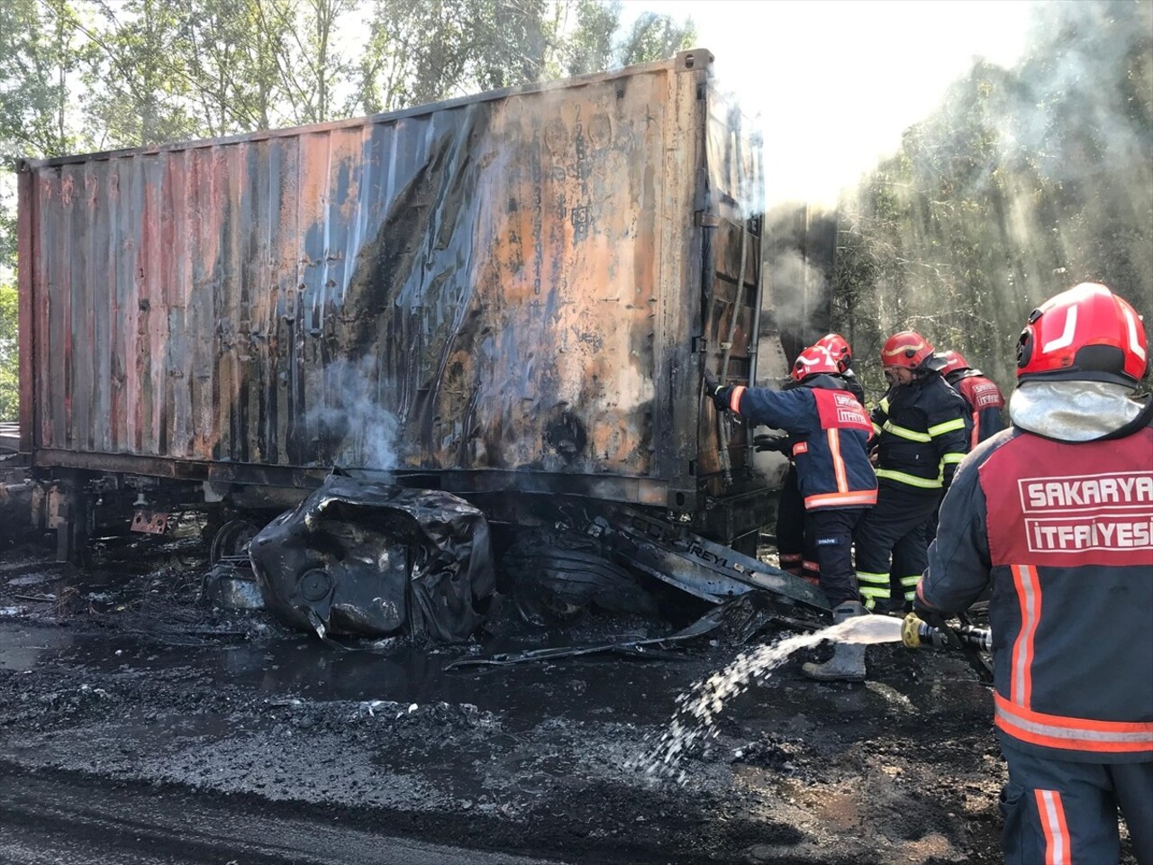 Anadolu Otoyolu'nun Sakarya kesiminde kaza sonrası yangın çıkan 2 tırın sürücüleri yaralandı. Olay...