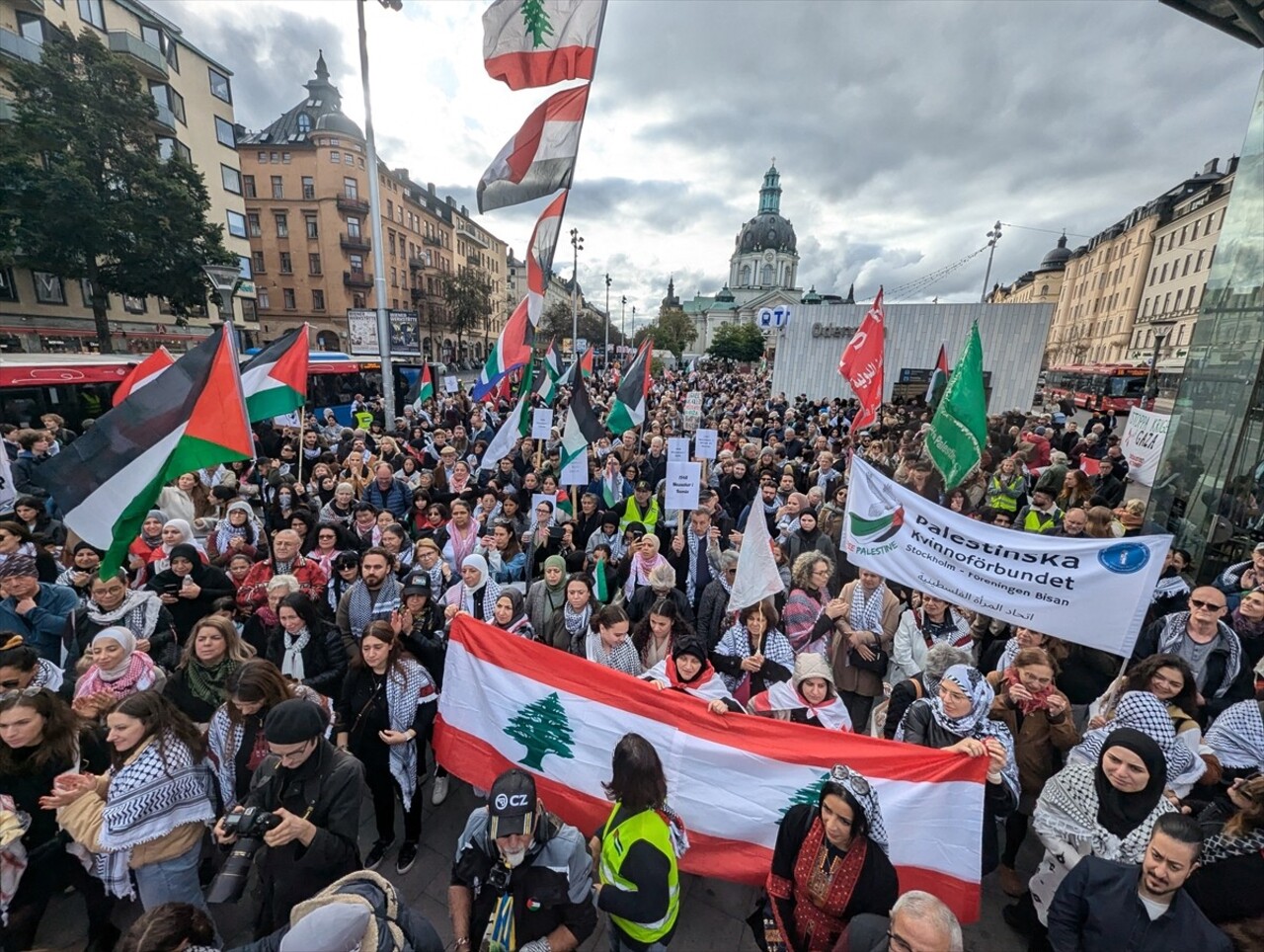 İsveç'in başkenti Stockholm'de İsrail'in Filistin ve Lübnan'a yönelik saldırıları protesto edildi....