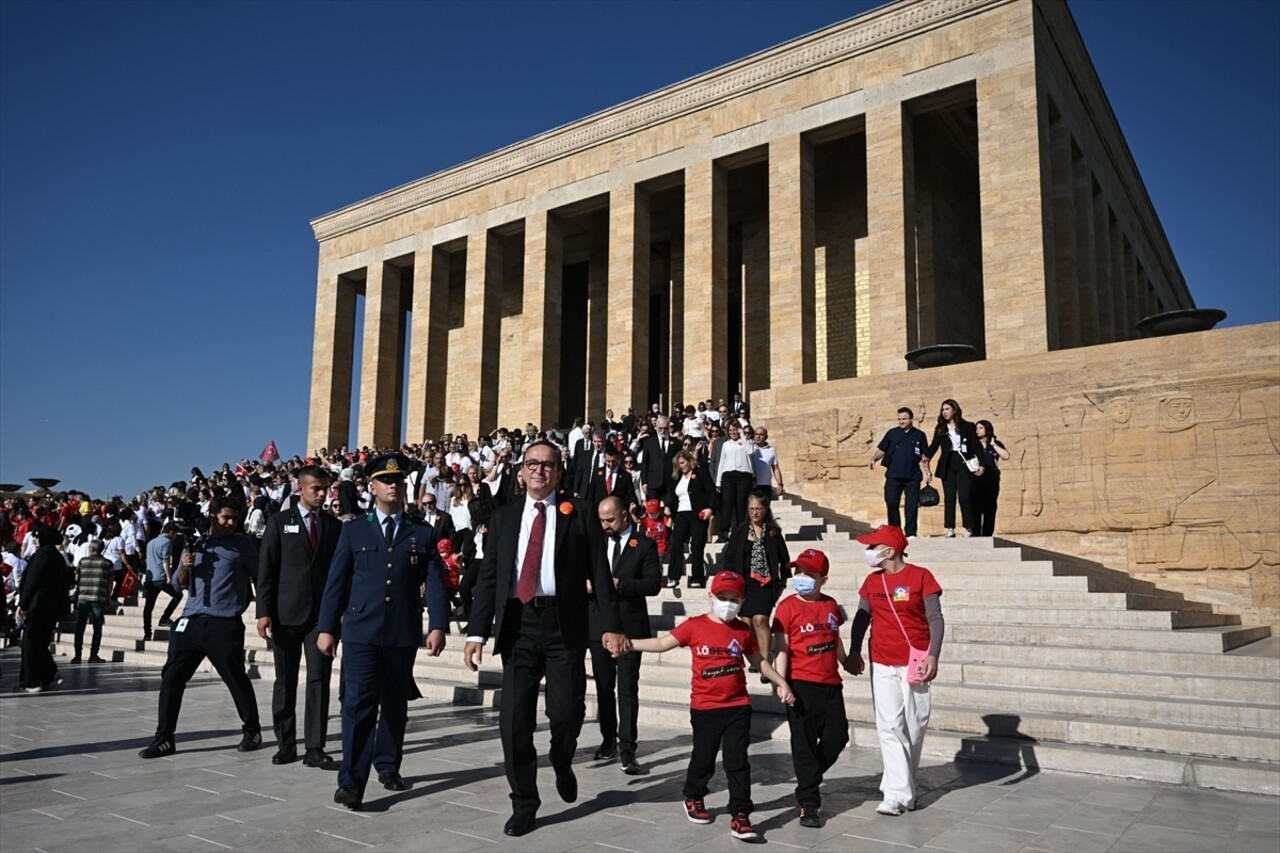 Lösemili Çocuklar Sağlık ve Eğitim Vakfı (LÖSEV) üyeleri ile lösemi ve kanser tedavisi gören...