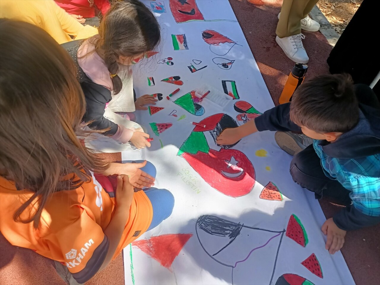 Bingöl'de çocuklar, İsrail'in saldırıları altındaki Filistin'e destek amacıyla Kültür Parkında...