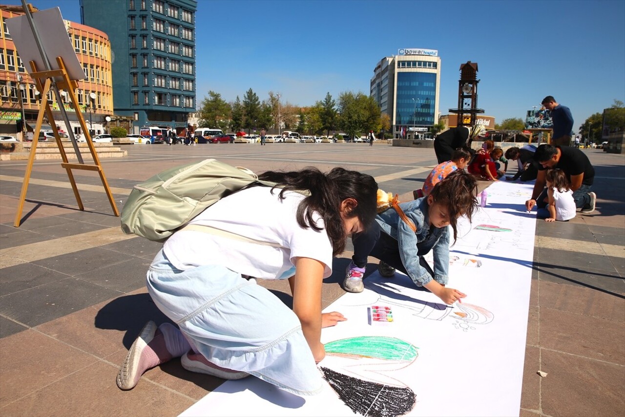 Diyarbakır'da çocuklar, İsrail'in saldırıları altındaki Filistin'e destek amacıyla resim çizdi....