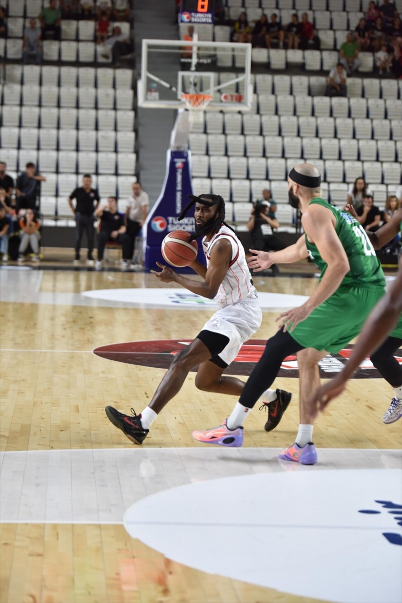 Türkiye Sigorta Basketbol Süper Ligi’nin ilk haftasında Manisa Basket ile Bursaspor Basketbol...