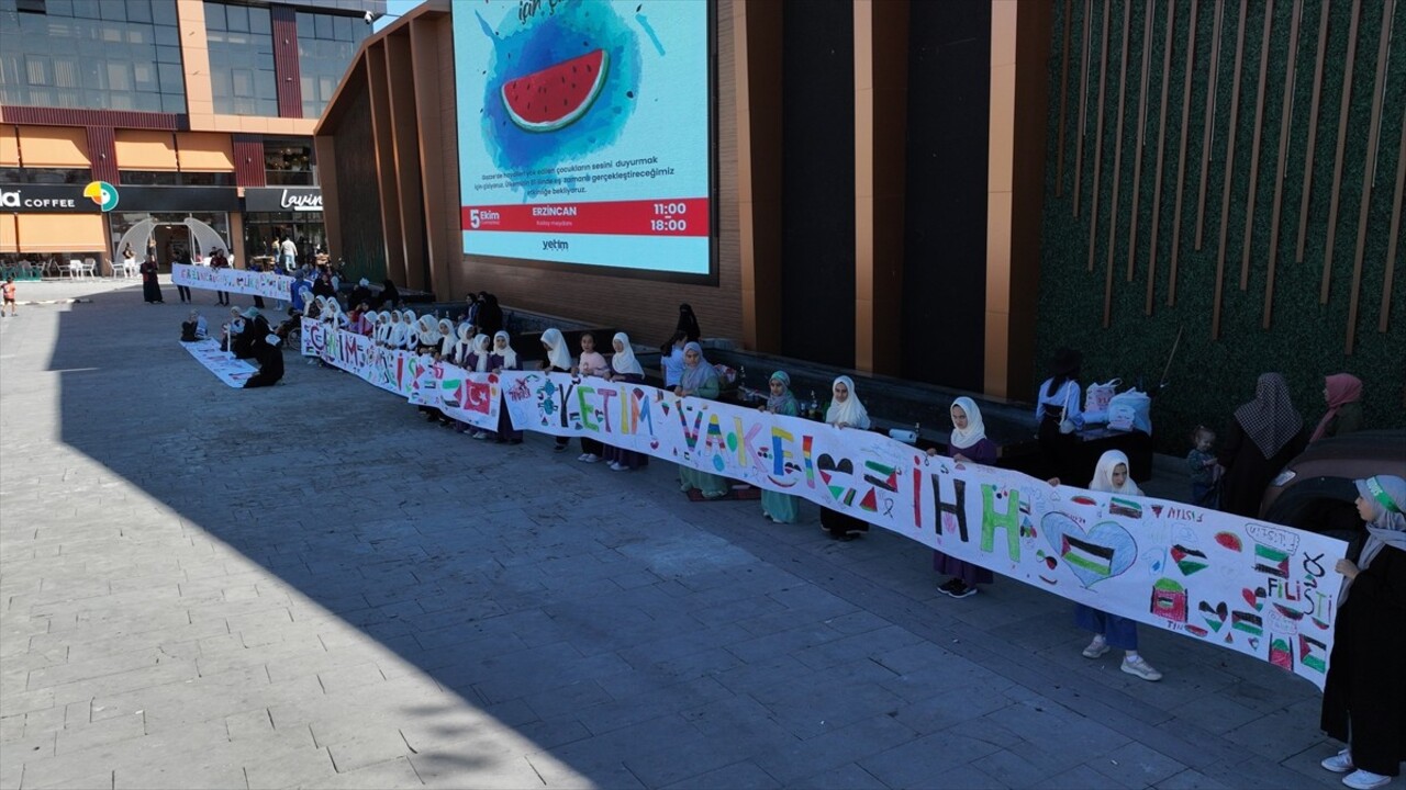 Erzincan'da da İHH gönüllüleri, vatandaşlarla etkinlik düzenlendi. Cumhuriyet Caddesi'nde toplanan...