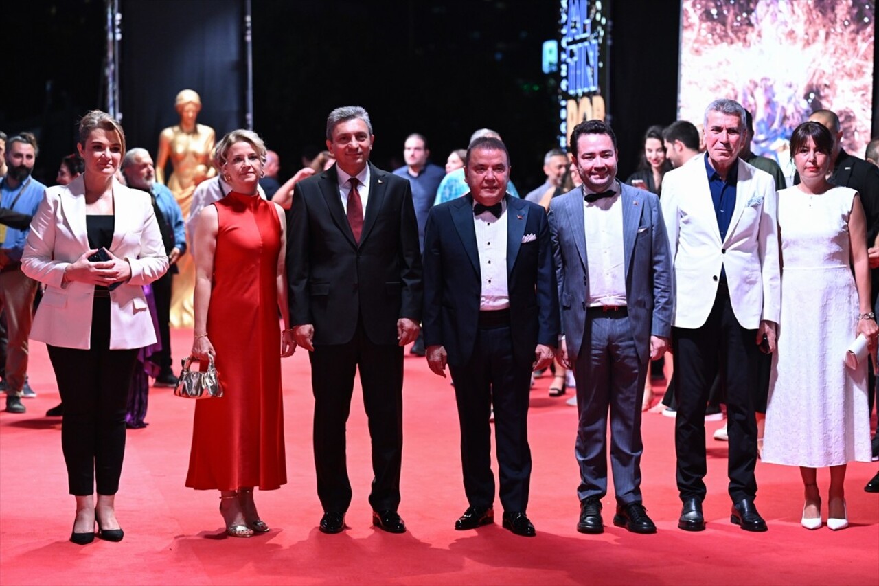 61. Uluslararası Antalya Altın Portakal Film Festivali'nin açılış töreni, kırmızı halı geçişiyle...