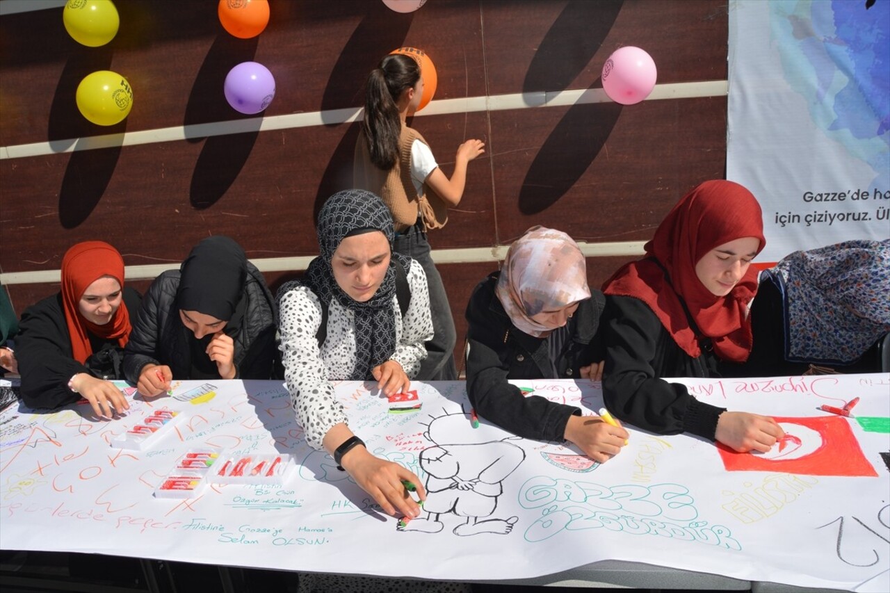 Bitlis'te bir araya gelen çocuklar, İsrail'in saldırıları altındaki Filistin'e destek amacıyla...