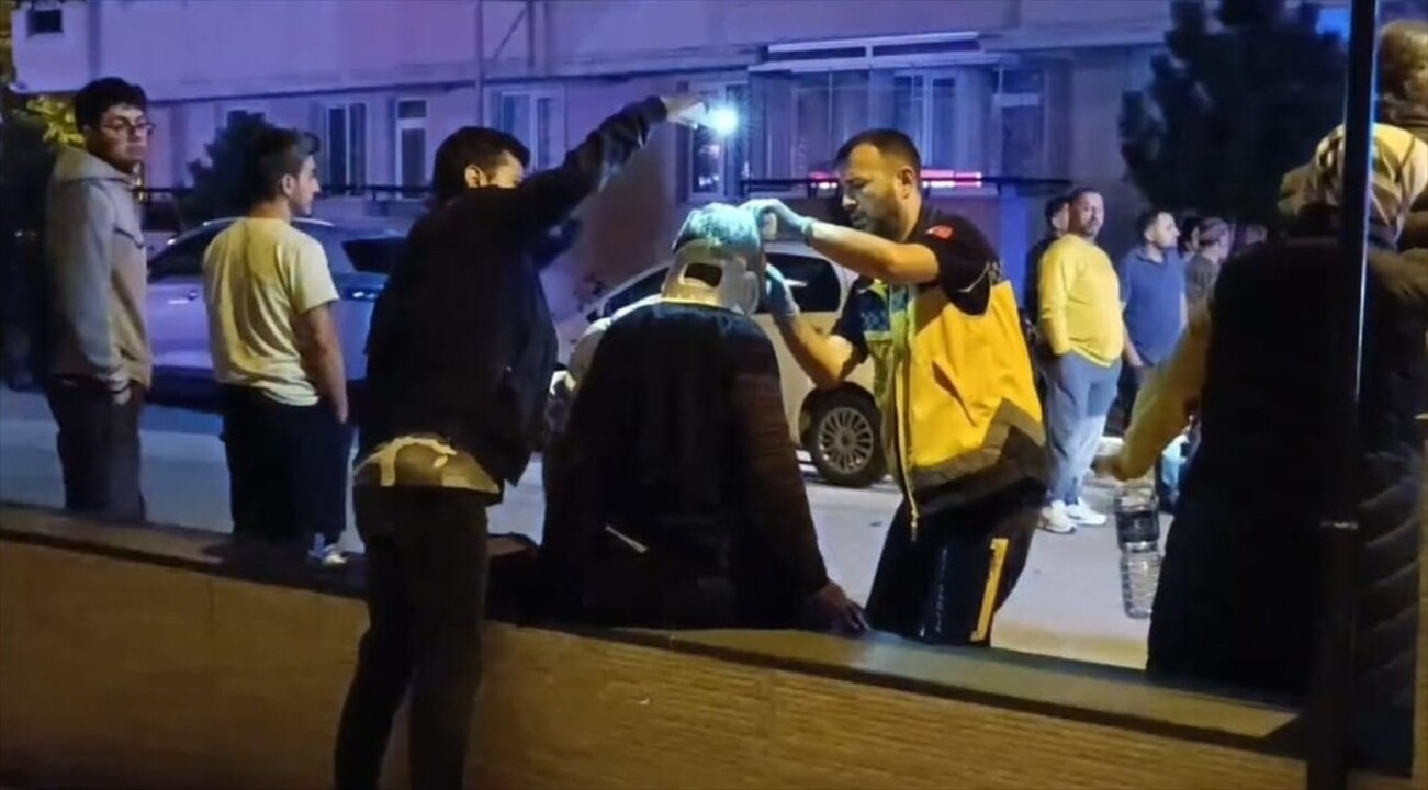 Çorum'da otomobil ile motosikletin çarpışması sonucu 4 kişi yaralandı. Olay yerine sağlık ve polis...