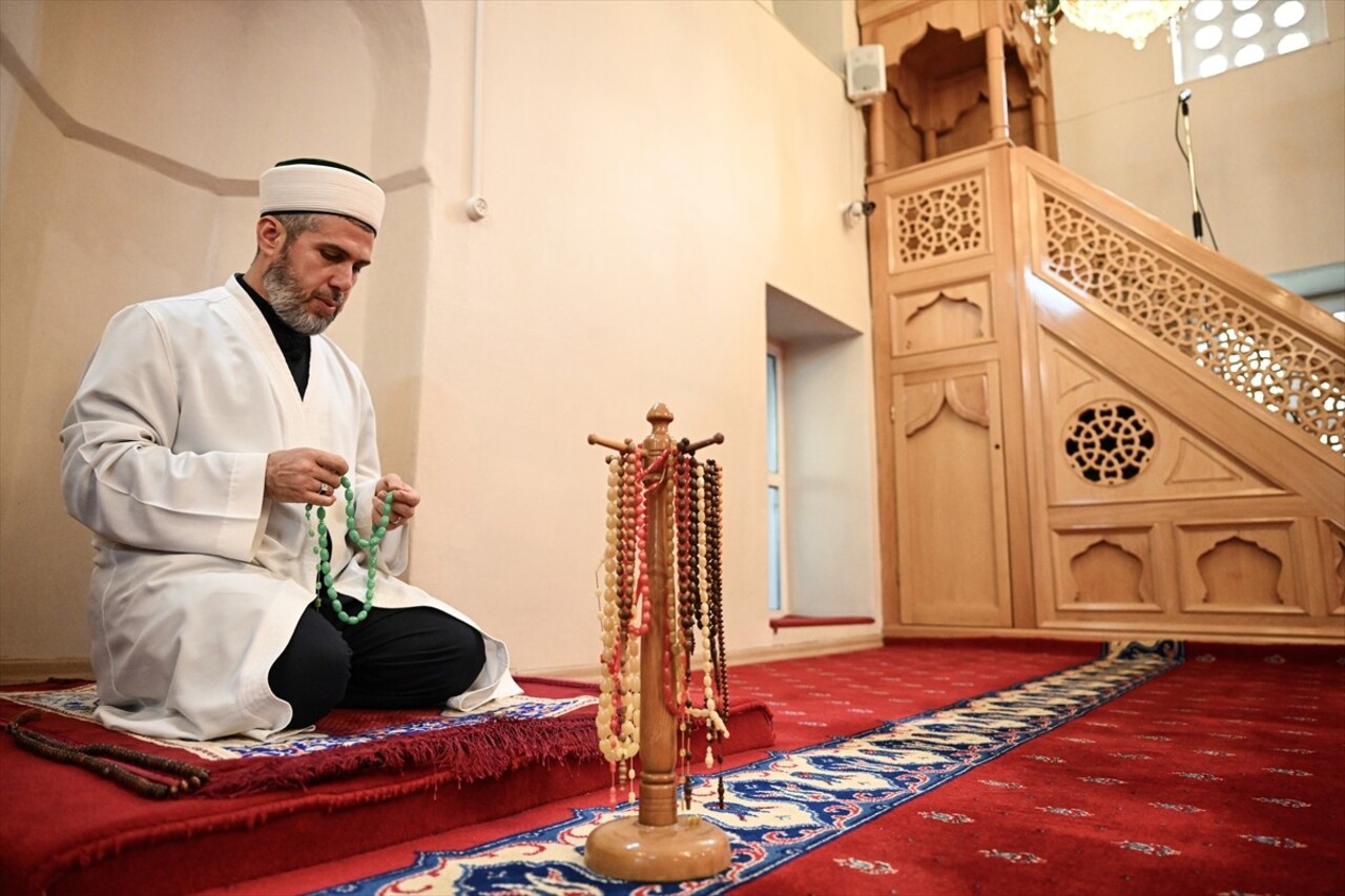 Fatih'teki Sitte-i Hatun Camisi İmamı Metin Eren, görevinden arta kalan zamanda caminin yanındaki...