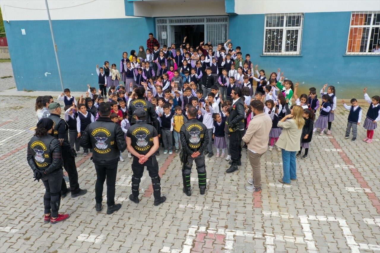 Van'da bir araya gelen motosiklet tutkunu 8 kişi, kırsal mahallede çocuklara hediye dağıtarak...