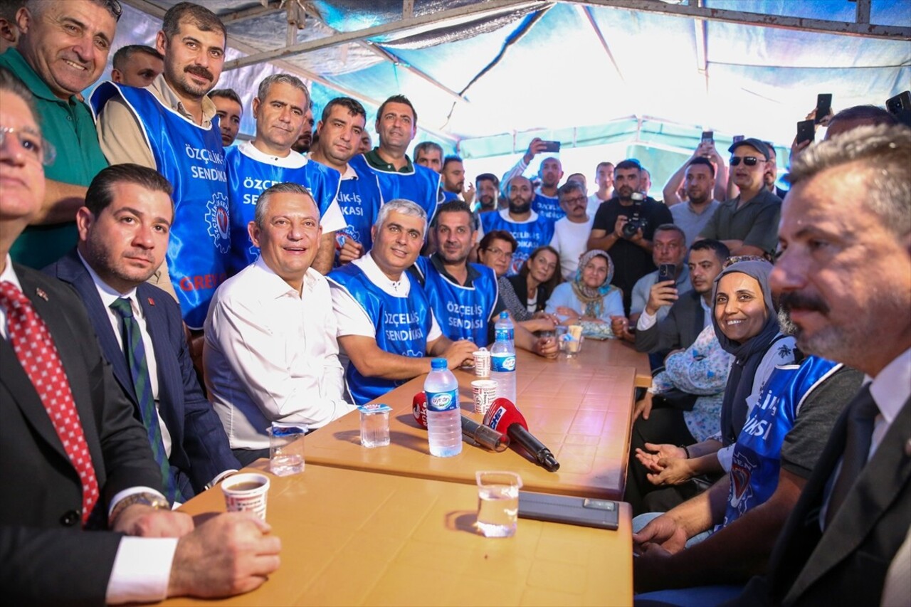 CHP Genel Başkanı Özgür Özel, Hatay'ın Dörtyol ilçesindeki bir firmada çalışan metal işçilerinin...