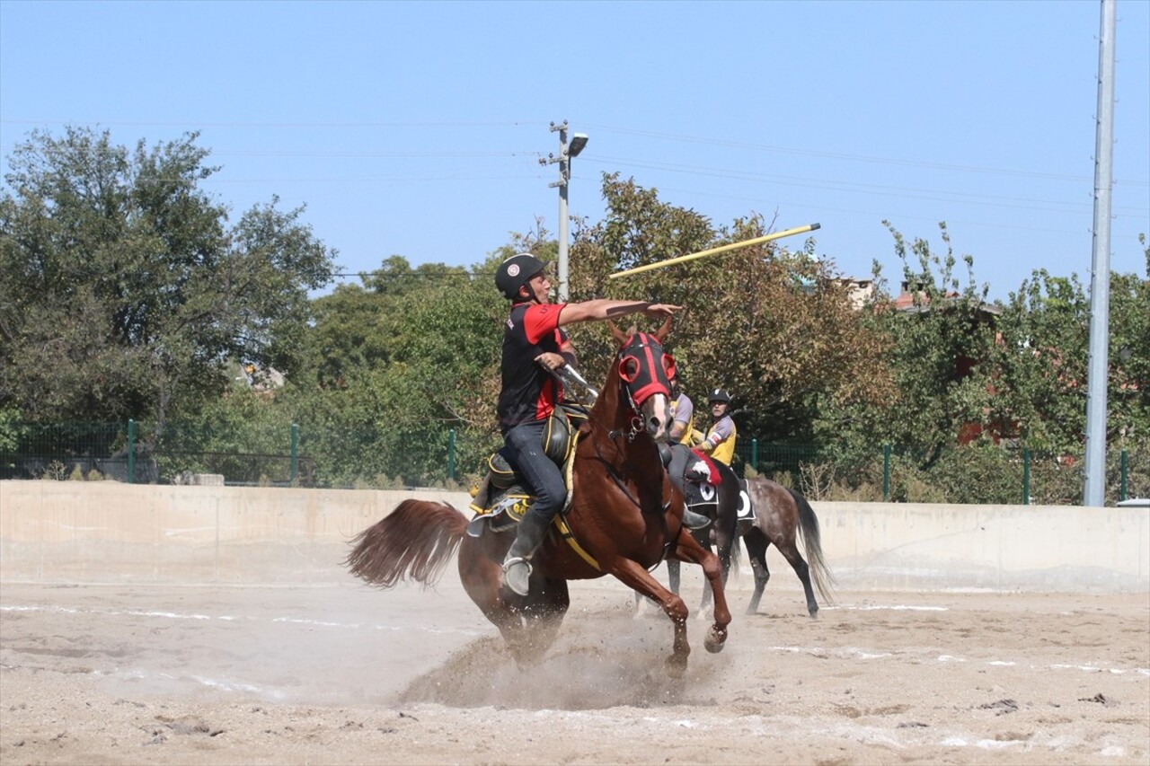 Atlı Cirit 2024 Sezonu Esat Akdağ 1. Ligi Kırmızı Grup müsabakaları Kayseri'de yapıldı. Kayseri...