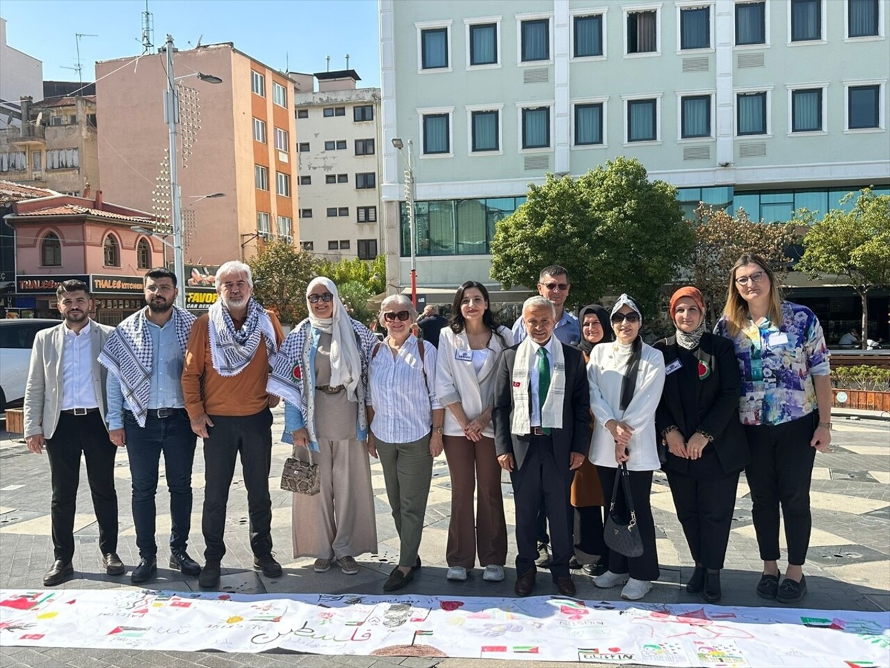 Manisa'da, Manisa Filistin’e Destek Platformu ve Yetim Vakfı işbirliğinde İsrail'in Filistin’e...