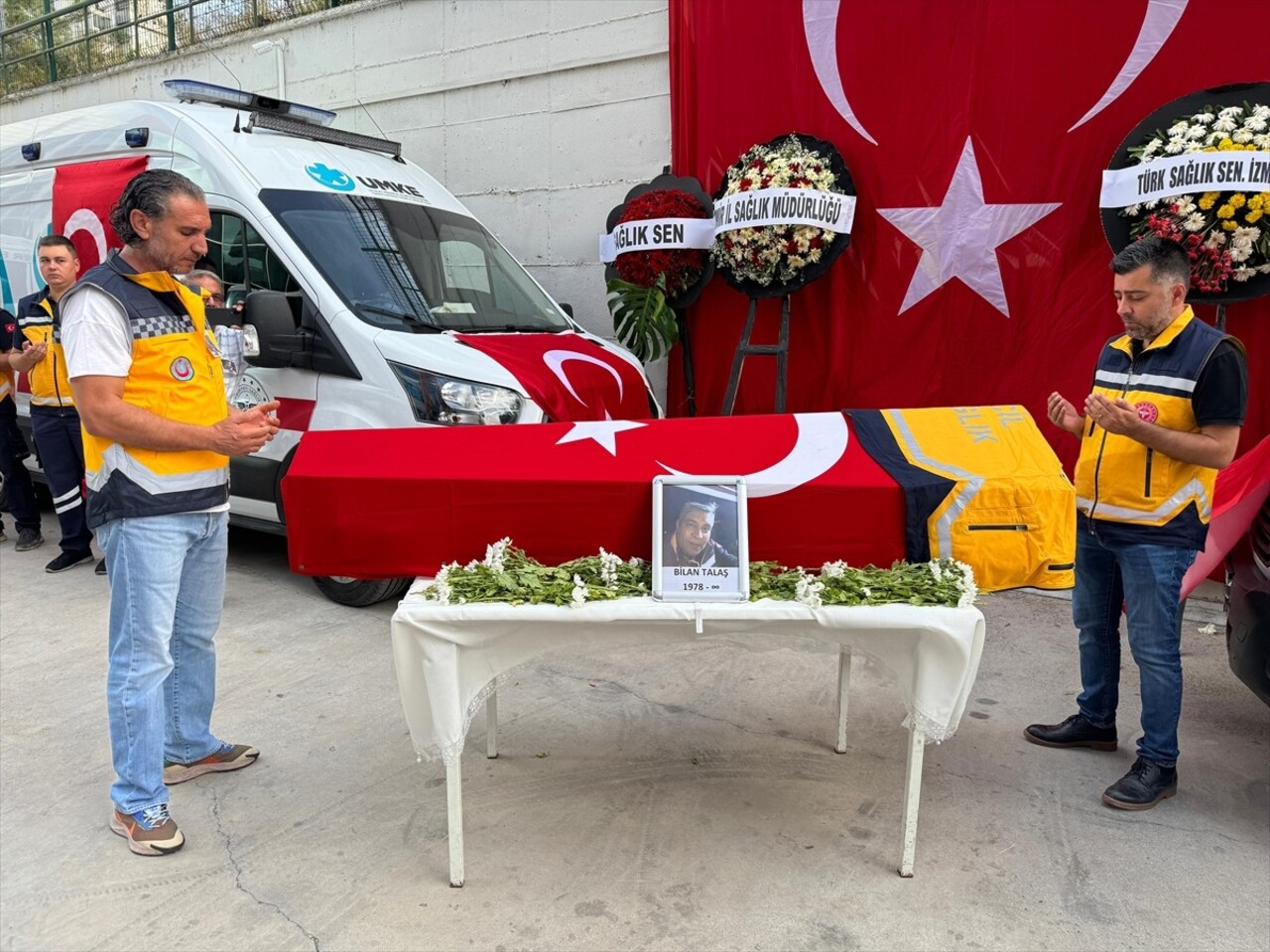 İzmir'in Torbalı ilçesinde kamyonetle çarpışan aracına bakarken bir otomobilin çarpması sonucu...