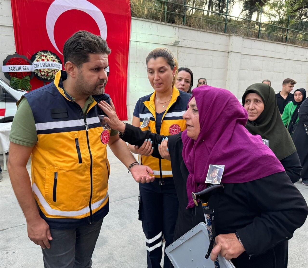 İzmir'in Torbalı ilçesinde kamyonetle çarpışan aracına bakarken bir otomobilin çarpması sonucu...