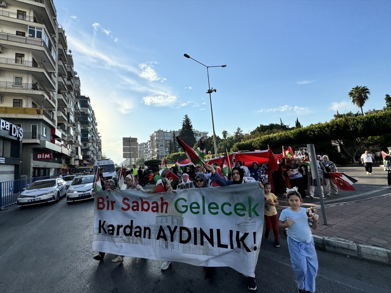 Antalya, Isparta ve Burdur'da vatandaşlar, İsrail'in Filistin'e yönelik saldırılarını protesto...