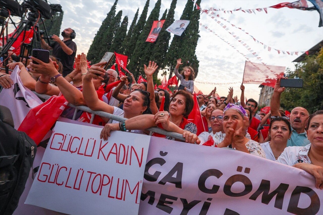 CHP Genel Başkanı Özgür Özel, Hatay'ın Defne ilçesindeki Sevgi Parkı'nda düzenlenen "halk...