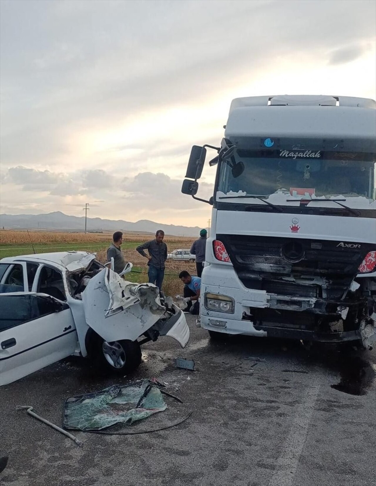 Afyonkarahisar'ın Emirdağ ilçesinde tır ile otomobilin çarpışması sonucu 3 kişi yaşamını yitirdi...