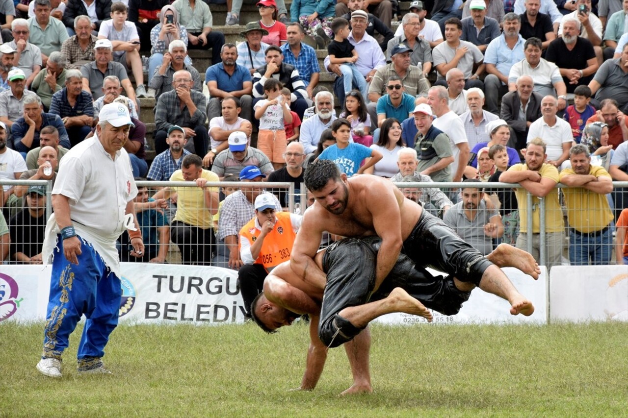 Manisa'nın Turgutlu ilçesinde dördüncüsü düzenlenen Turgutlu Yağlı Güreşleri, Irlamaz Spor...