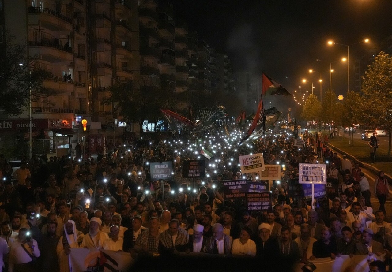 Diyarbakır'da, bazı sivil toplum kuruluşlarının öncülüğünde merkez Kayapınar ilçesindeki Fırat...