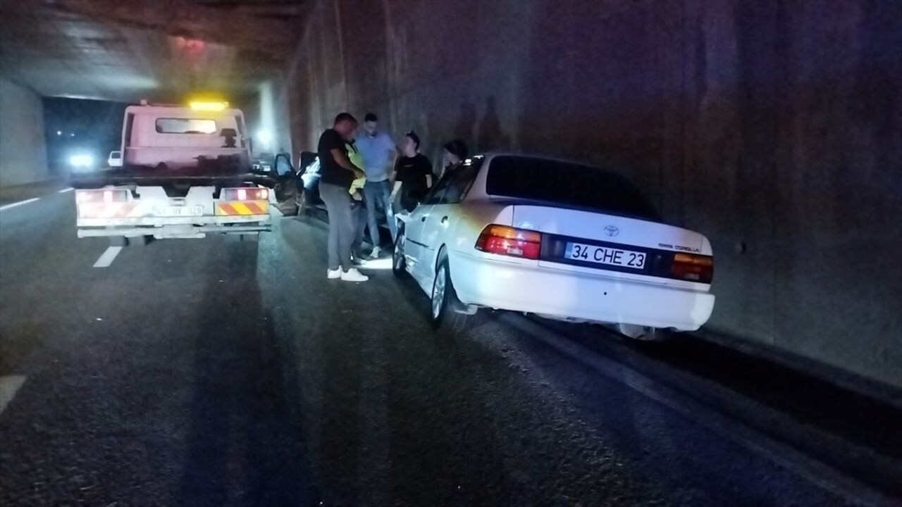 Kocaeli'nin Gebze ilçesinde 2 otomobilin çarpıştığı kazada 4 kişi yaralandı.