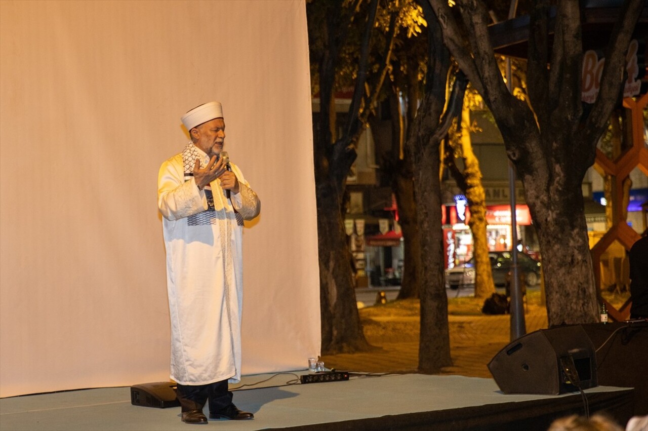 Sakarya'da, Filistin'e destek ve İsrail'in Gazze'ye yönelik saldırılarına tepki amacıyla çadır...