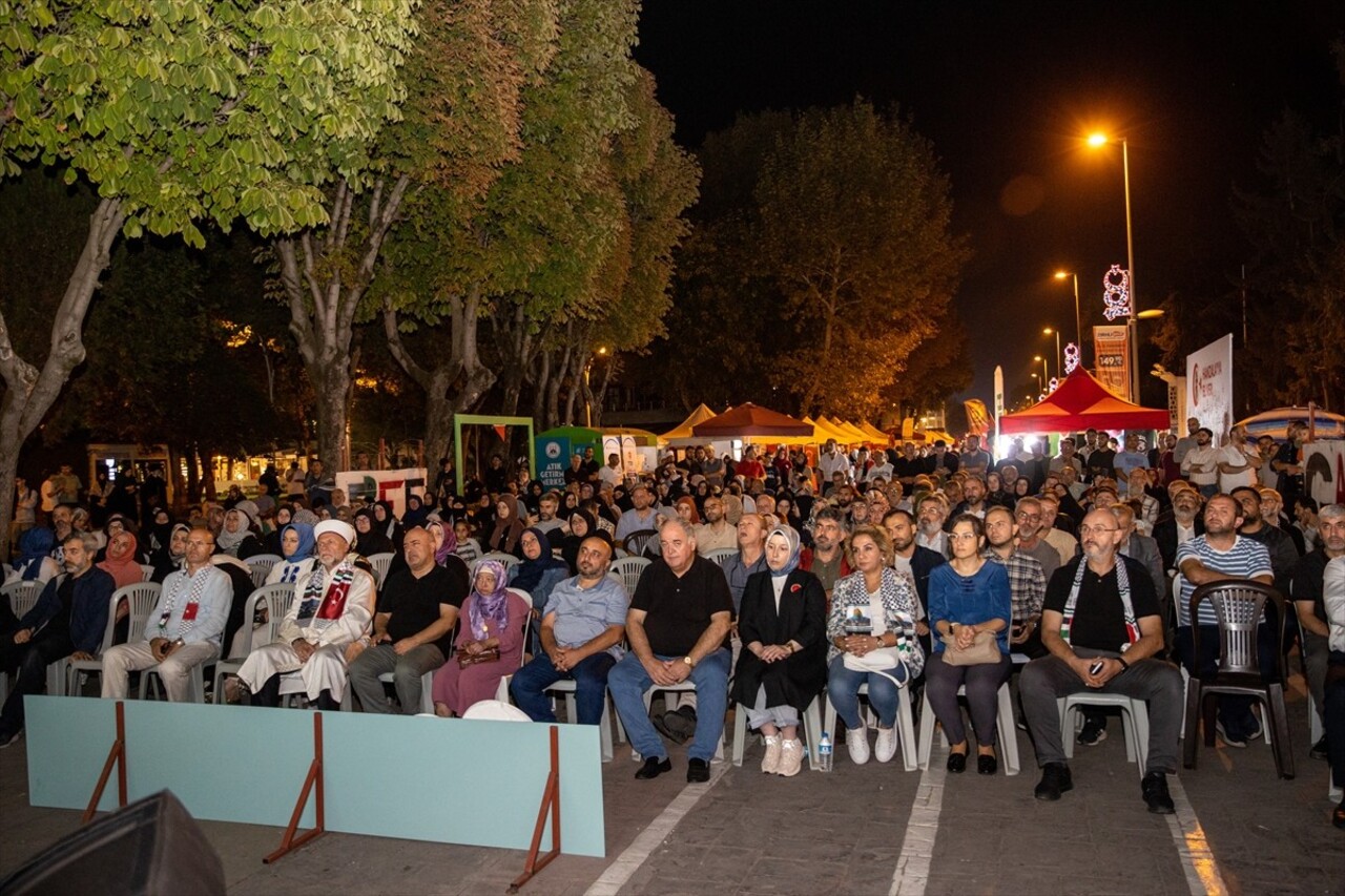 Sakarya'da, Filistin'e destek ve İsrail'in Gazze'ye yönelik saldırılarına tepki amacıyla çadır...