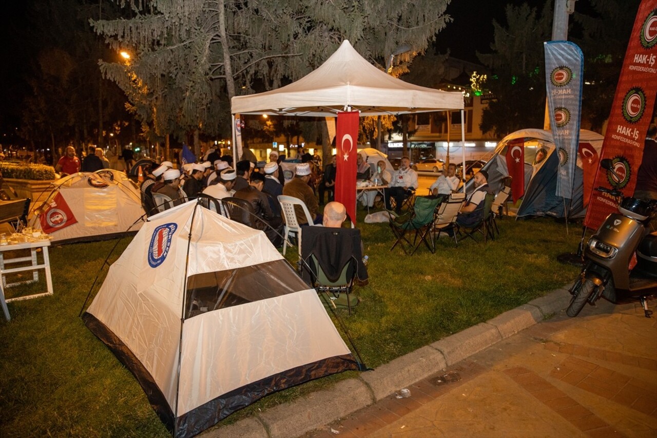 Sakarya'da, Filistin'e destek ve İsrail'in Gazze'ye yönelik saldırılarına tepki amacıyla çadır...