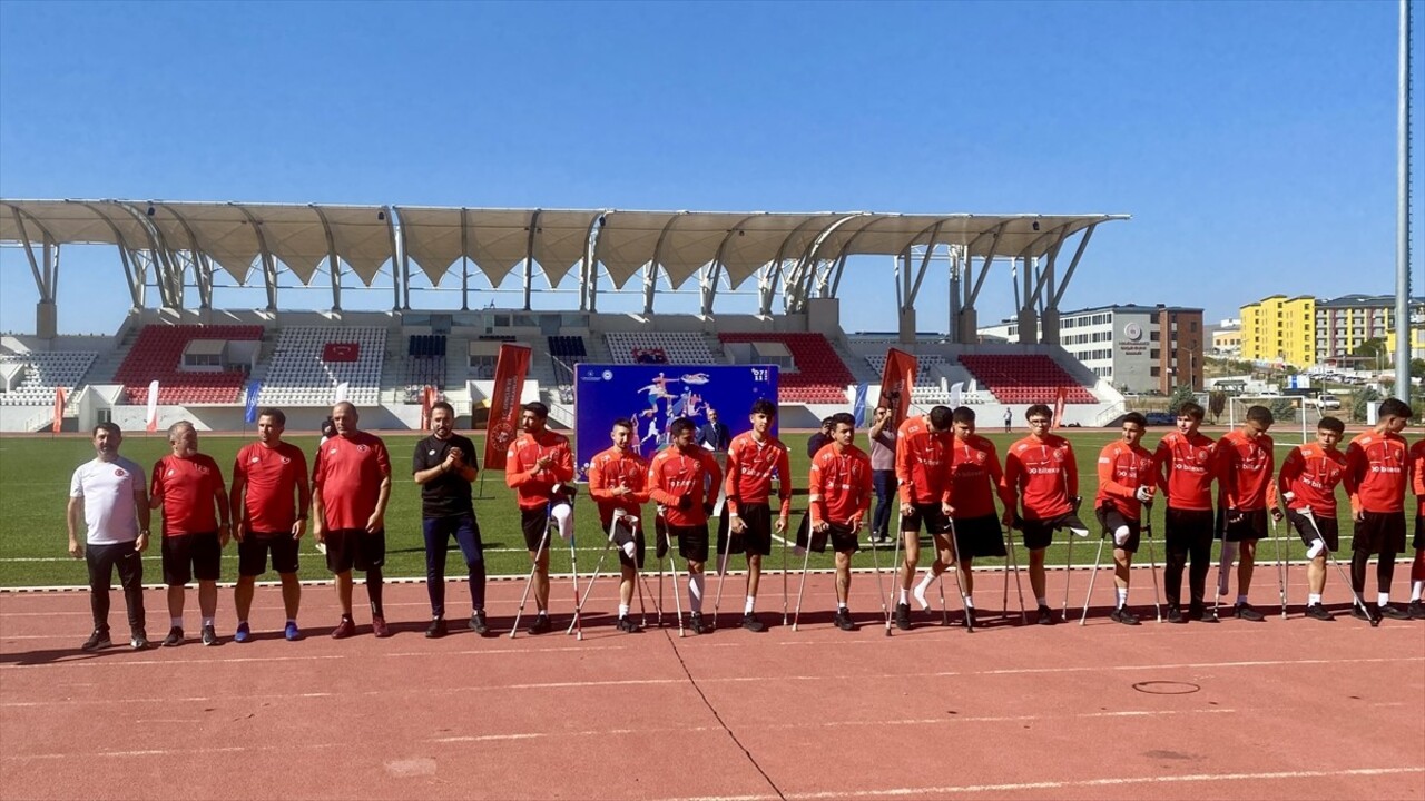 Ampute Milli Futbol Takımı, Amatör Spor Haftası etkinlikleri kapsamında Kırşehir'de gösteri maçı...