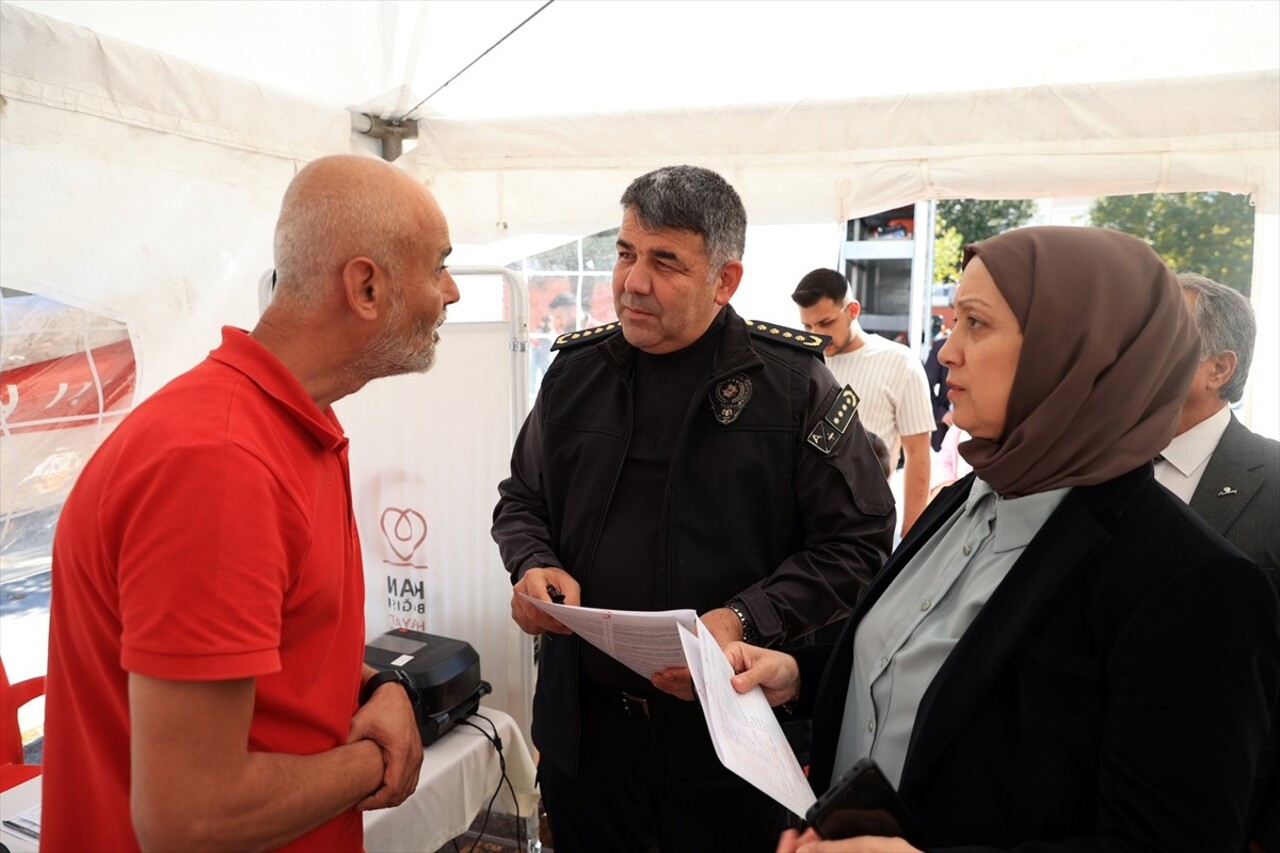 Edirne'de okula kan bağışçısı getiren öğrencilere "Okulumda 'Kan'panya İyilik Elçisi" madalyası...