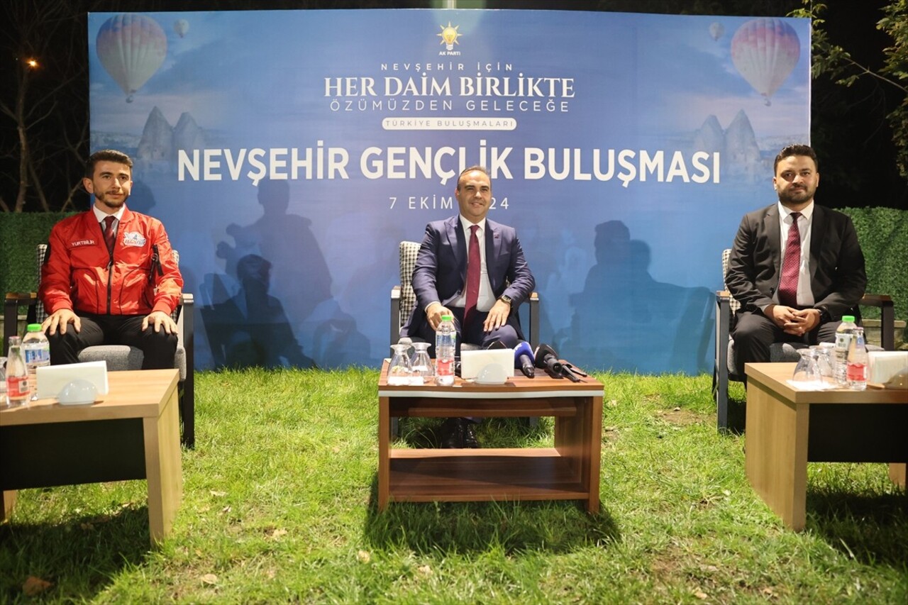 Sanayi ve Teknoloji Bakanı Mehmet Fatih Kacır (ortada), Nevşehir'de AK Parti İl Gençlik Kollarınca...