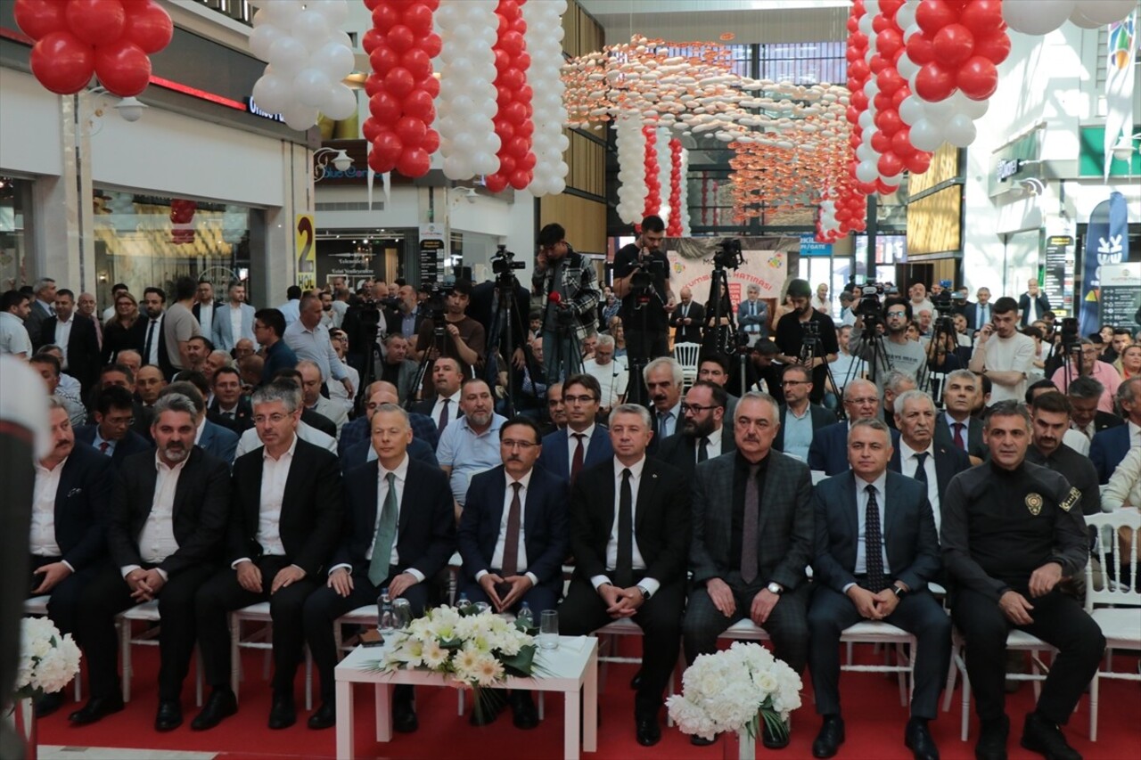 Kayseri'de Kumsmall AVM ev sahipliğinde mobilya fuarı düzenlendi. Açılışa katılan Ticaret Bakan...