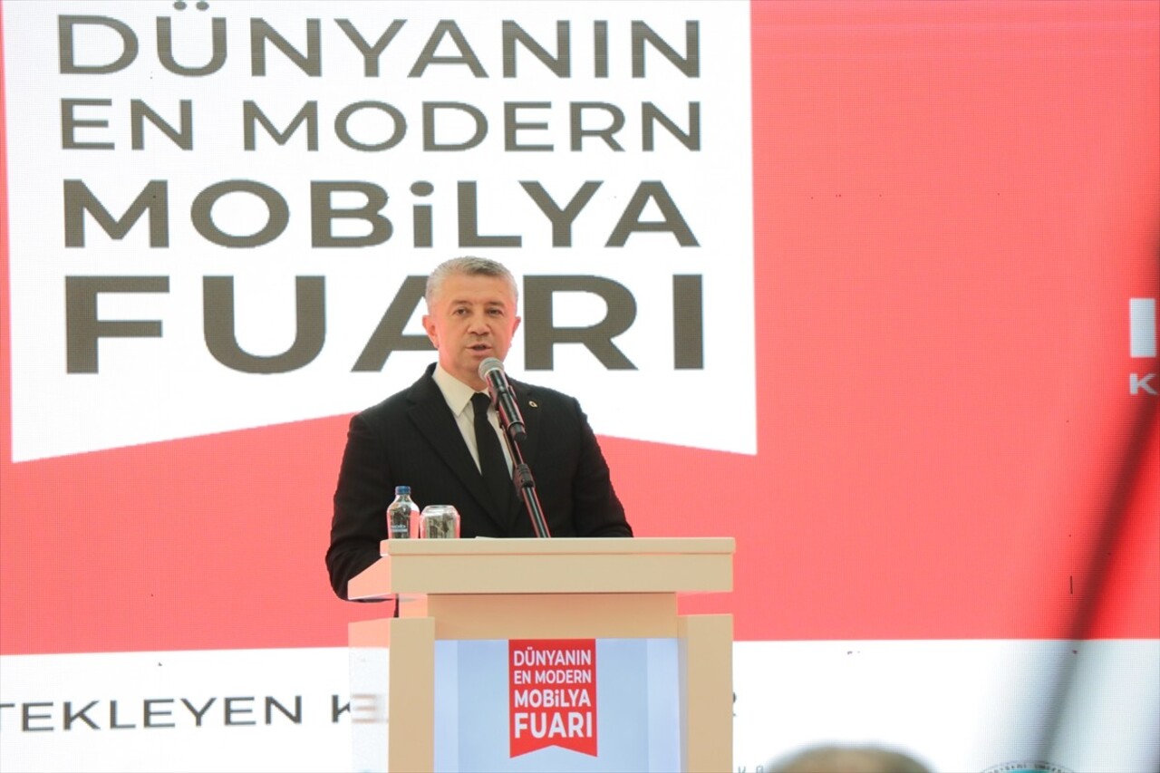 Kayseri'de Kumsmall AVM ev sahipliğinde mobilya fuarı düzenlendi. Açılışa katılan Ticaret Bakan...