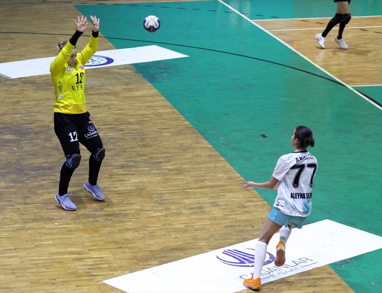 Hentbol Kadınlar Süper Lig'in 4. haftasında Armada Praxis Yalıkavak, konuk ettiği Anadolu...