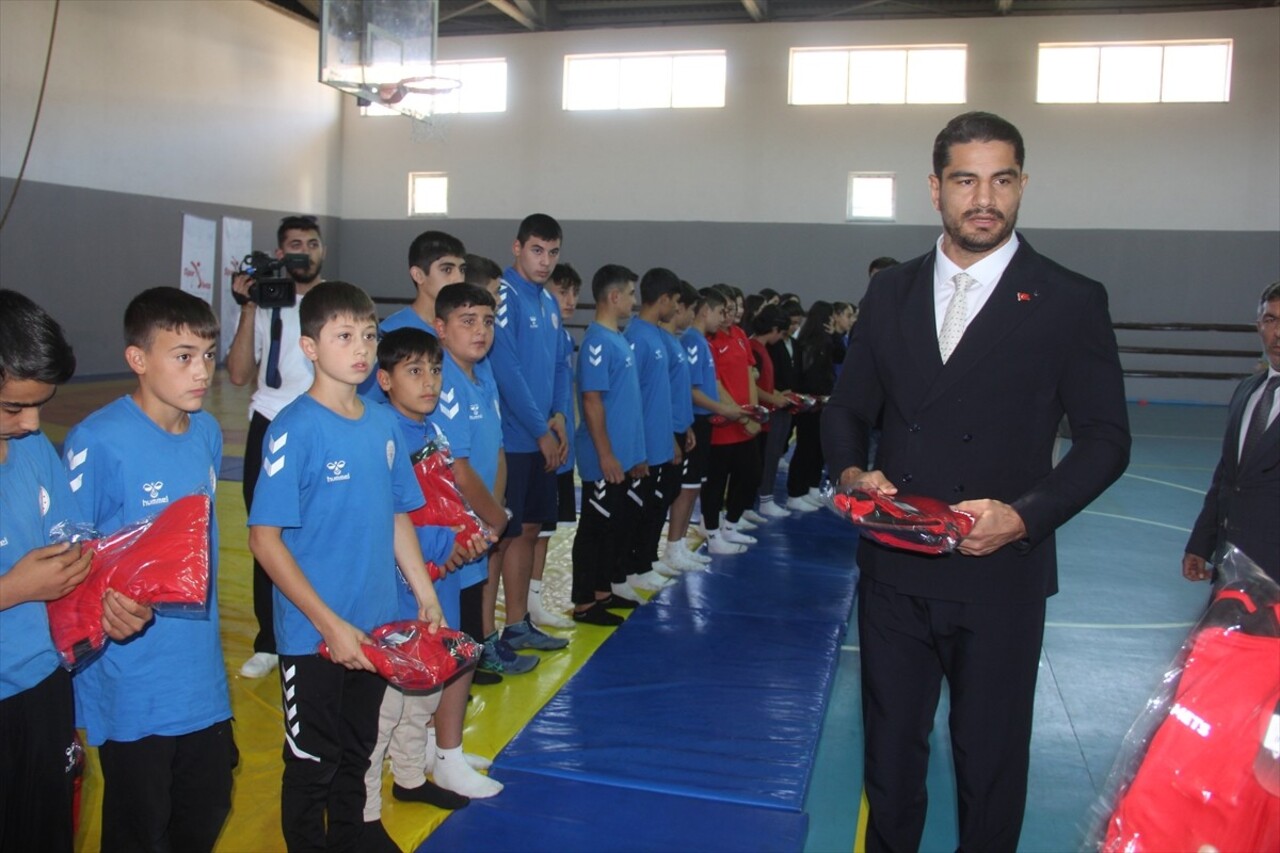 Türkiye Güreş Federasyonunun olağan seçimli genel kurulunda başkanlık için yarışacak olimpiyat...