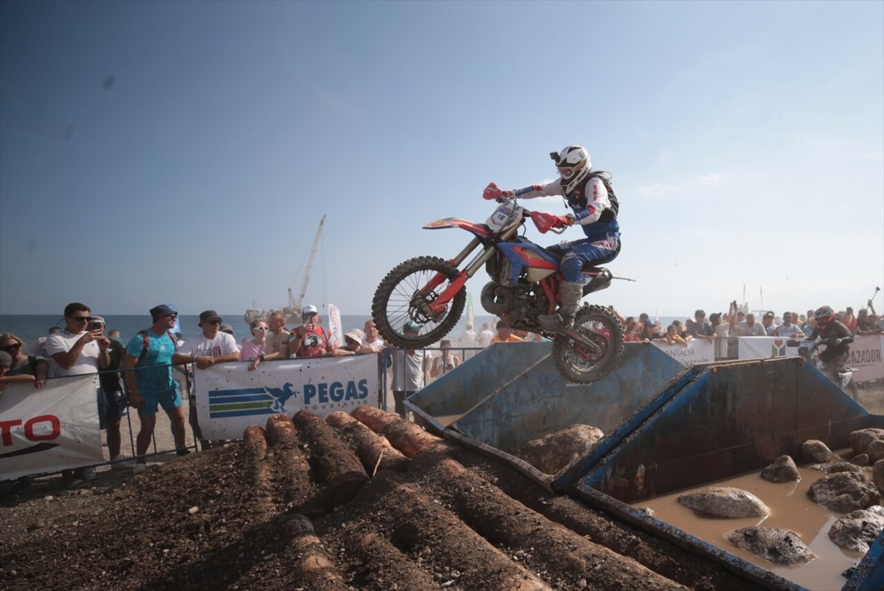 Antalya'nın Kemer ilçesinde düzenlenen Hard Enduro Dünya Şampiyonası'nın 6. ayağı Sea To Sky...