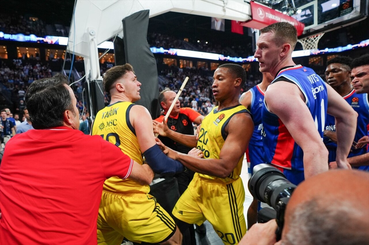 Basketbol THY Avrupa Ligi'nin 2. haftasında Fenerbahçe Beko, deplasmanda Anadolu Efes'i 83-78...