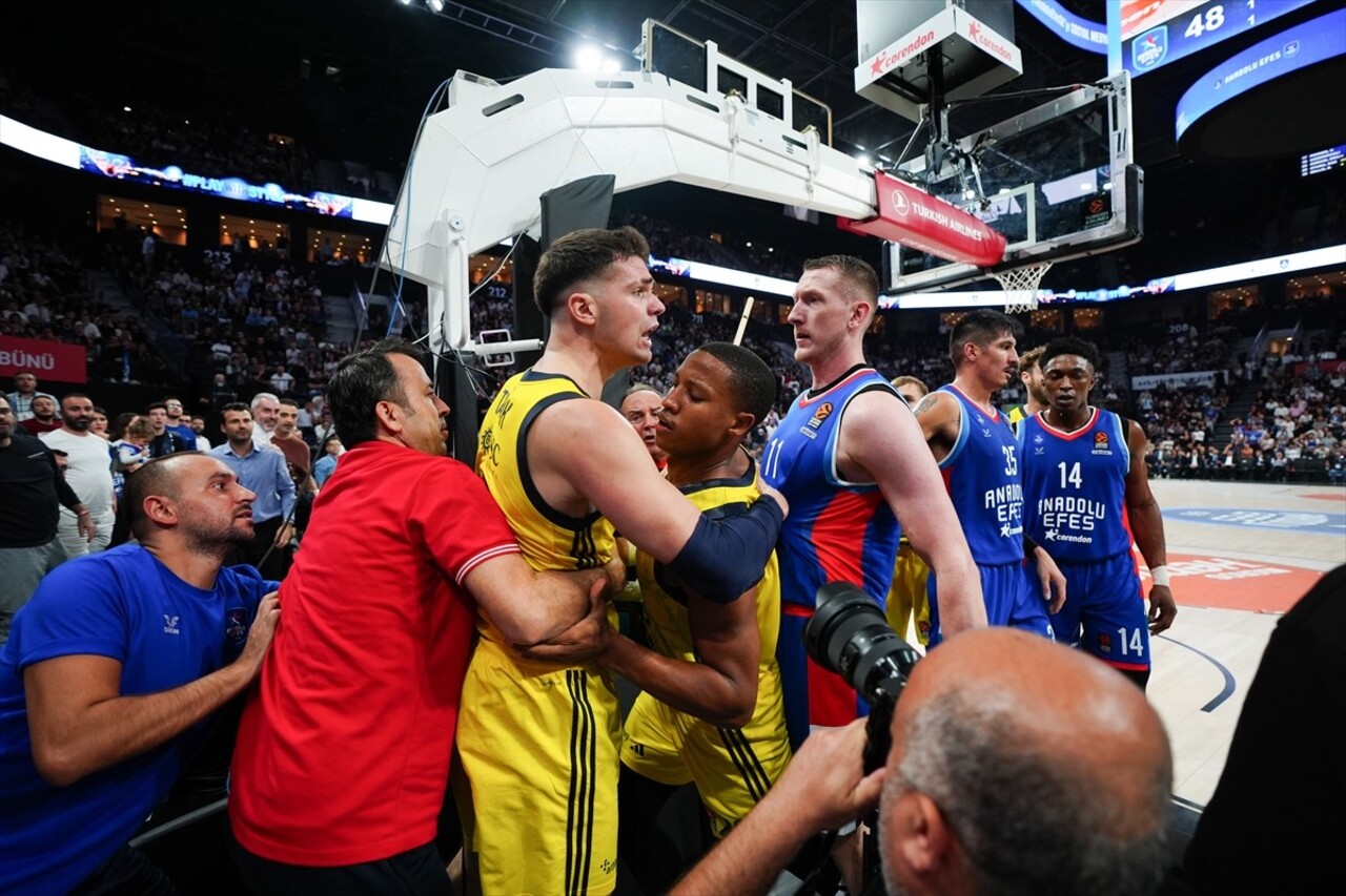 Basketbol THY Avrupa Ligi'nin 2. haftasında Fenerbahçe Beko, deplasmanda Anadolu Efes'i 83-78...