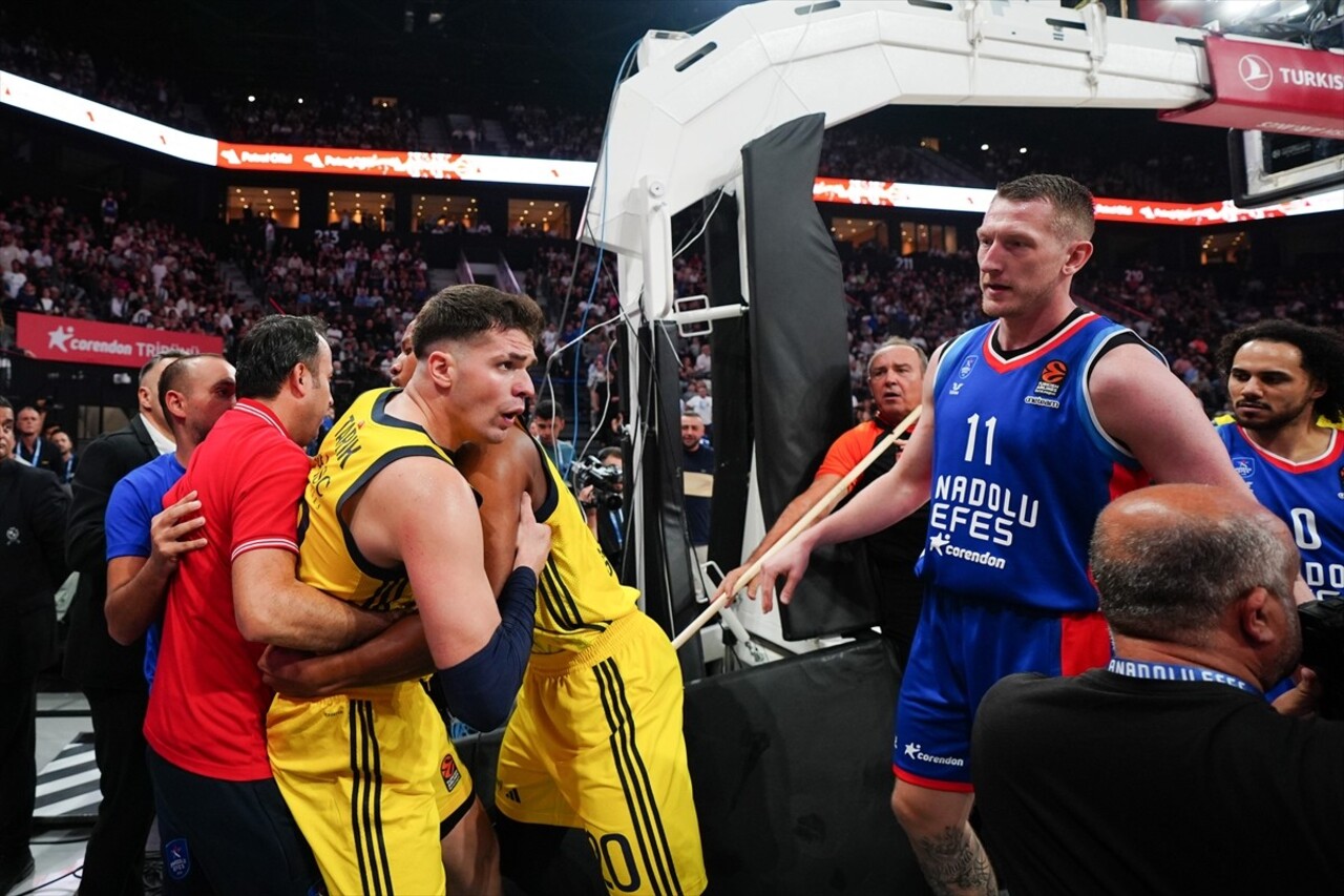 Basketbol THY Avrupa Ligi'nin 2. haftasında Fenerbahçe Beko, deplasmanda Anadolu Efes'i 83-78...