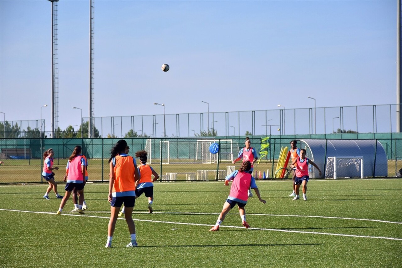 Turkcell Kadın Futbol Süper Ligi ekiplerinden Trabzonspor Petrol Ofisi, sezonu üst sıralarda...