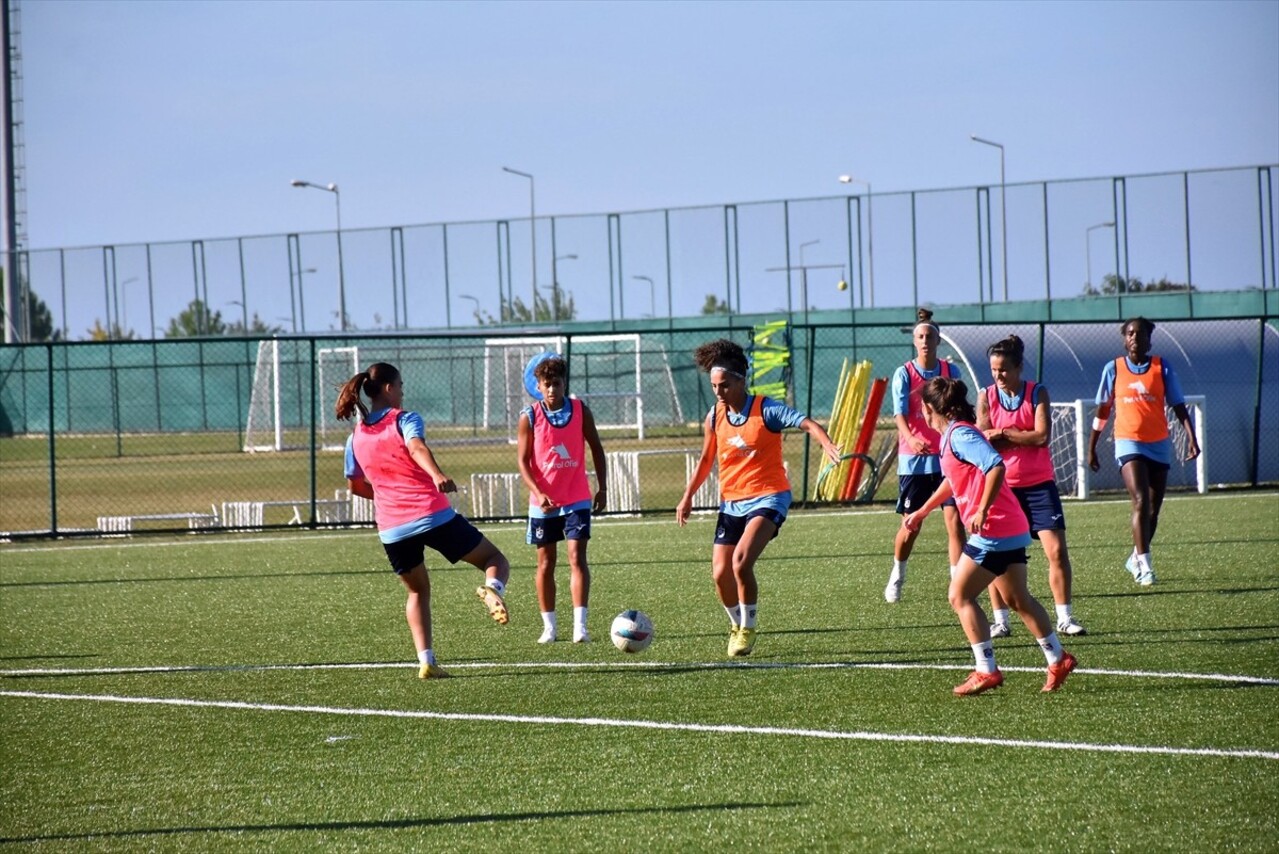 Turkcell Kadın Futbol Süper Ligi ekiplerinden Trabzonspor Petrol Ofisi, sezonu üst sıralarda...