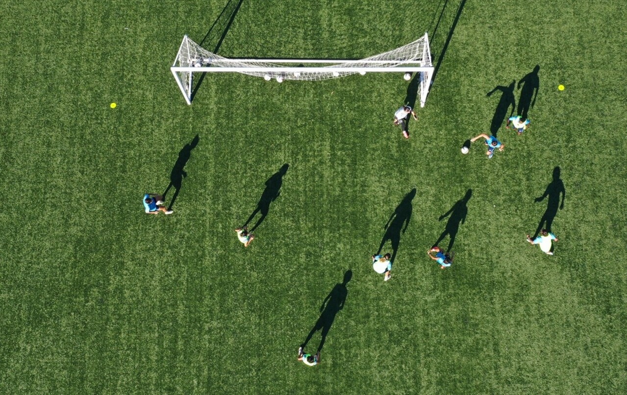 Turkcell Kadın Futbol Süper Ligi ekiplerinden Trabzonspor Petrol Ofisi, sezonu üst sıralarda...