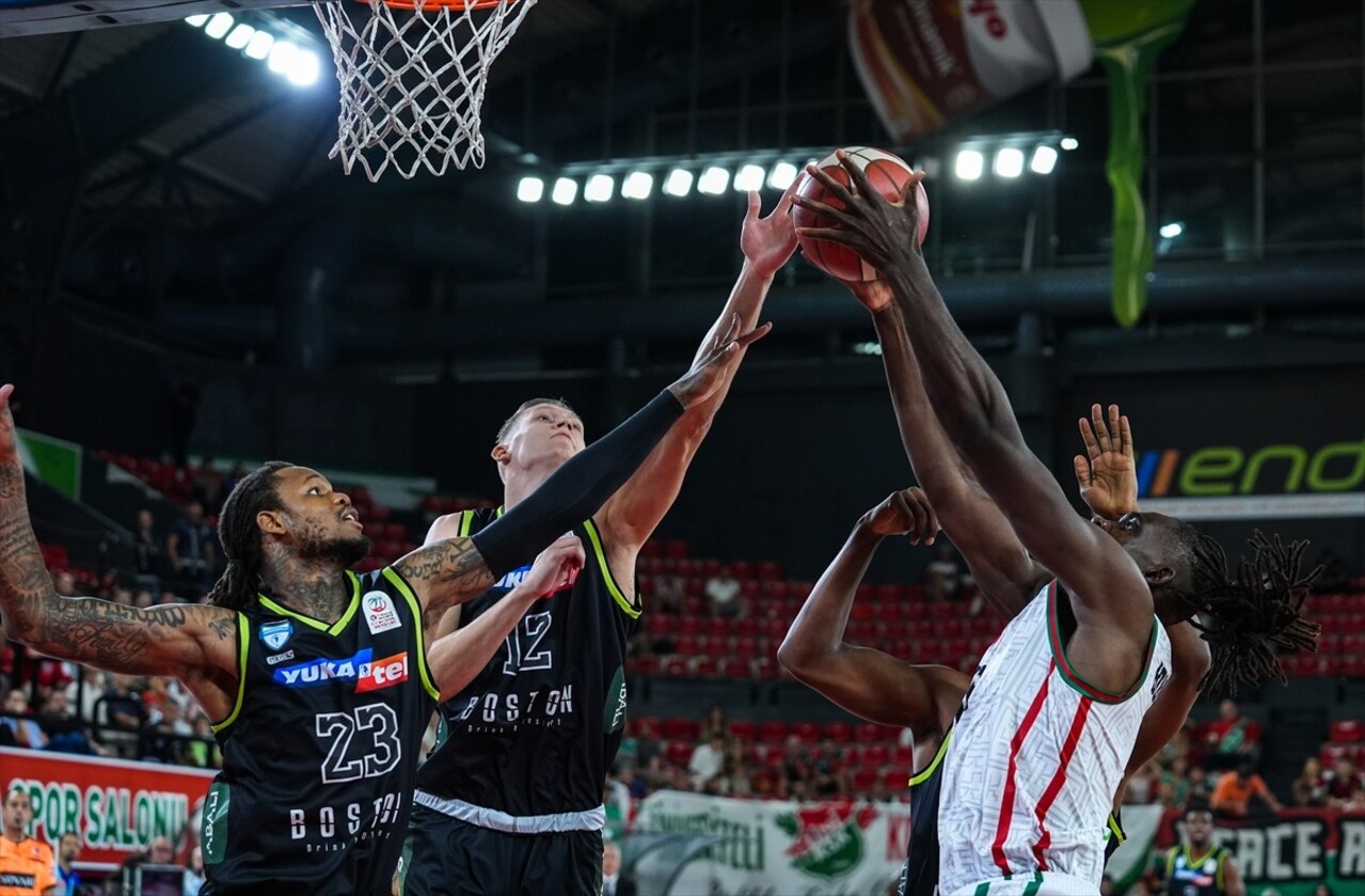 Türkiye Sigorta Basketbol Süper Lig 2. hafta mücadelesinde Karşıyaka ile Yukatel Merkezefendi...