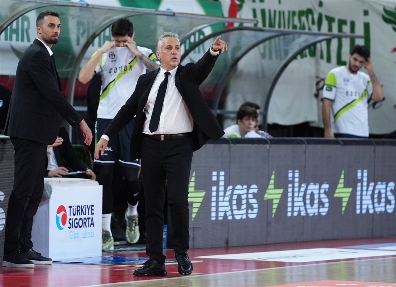 Türkiye Sigorta Basketbol Süper Lig 2. hafta mücadelesinde Karşıyaka ile Yukatel Merkezefendi...