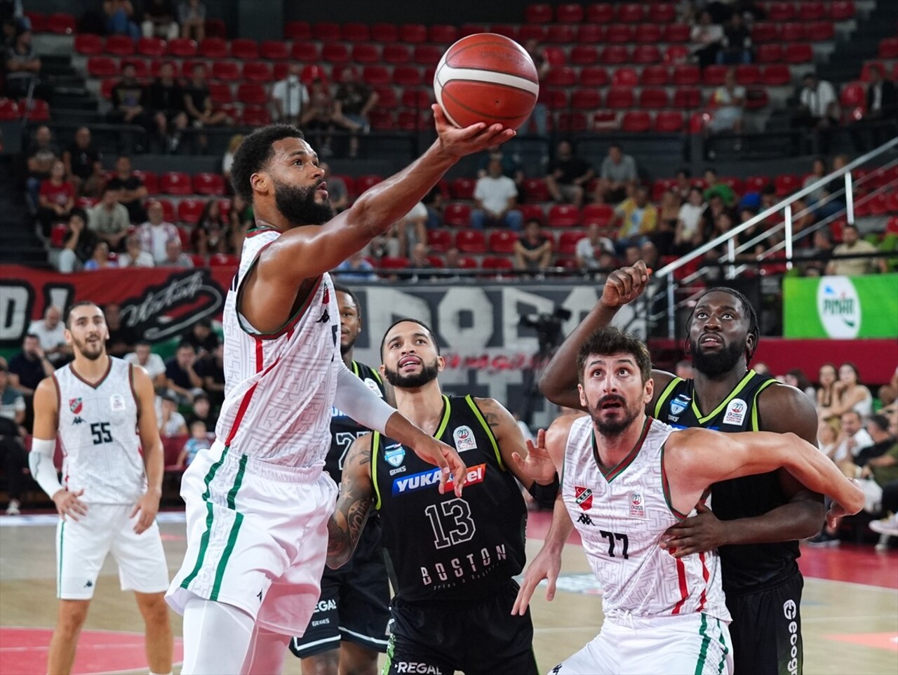 Türkiye Sigorta Basketbol Süper Lig 2. hafta mücadelesinde Karşıyaka ile Yukatel Merkezefendi...