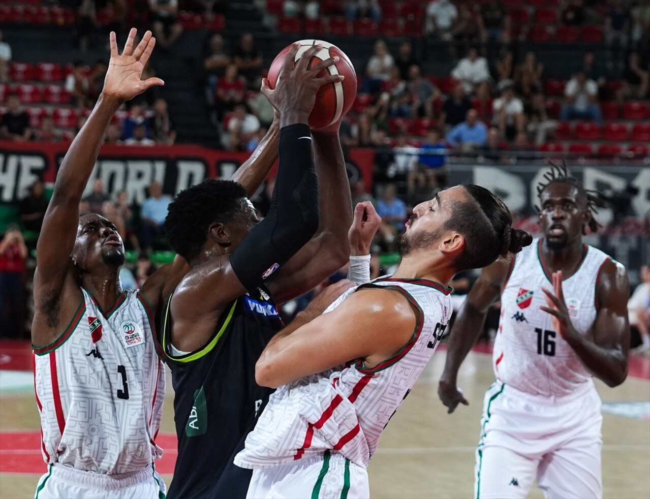 Türkiye Sigorta Basketbol Süper Lig 2. hafta mücadelesinde Karşıyaka ile Yukatel Merkezefendi...