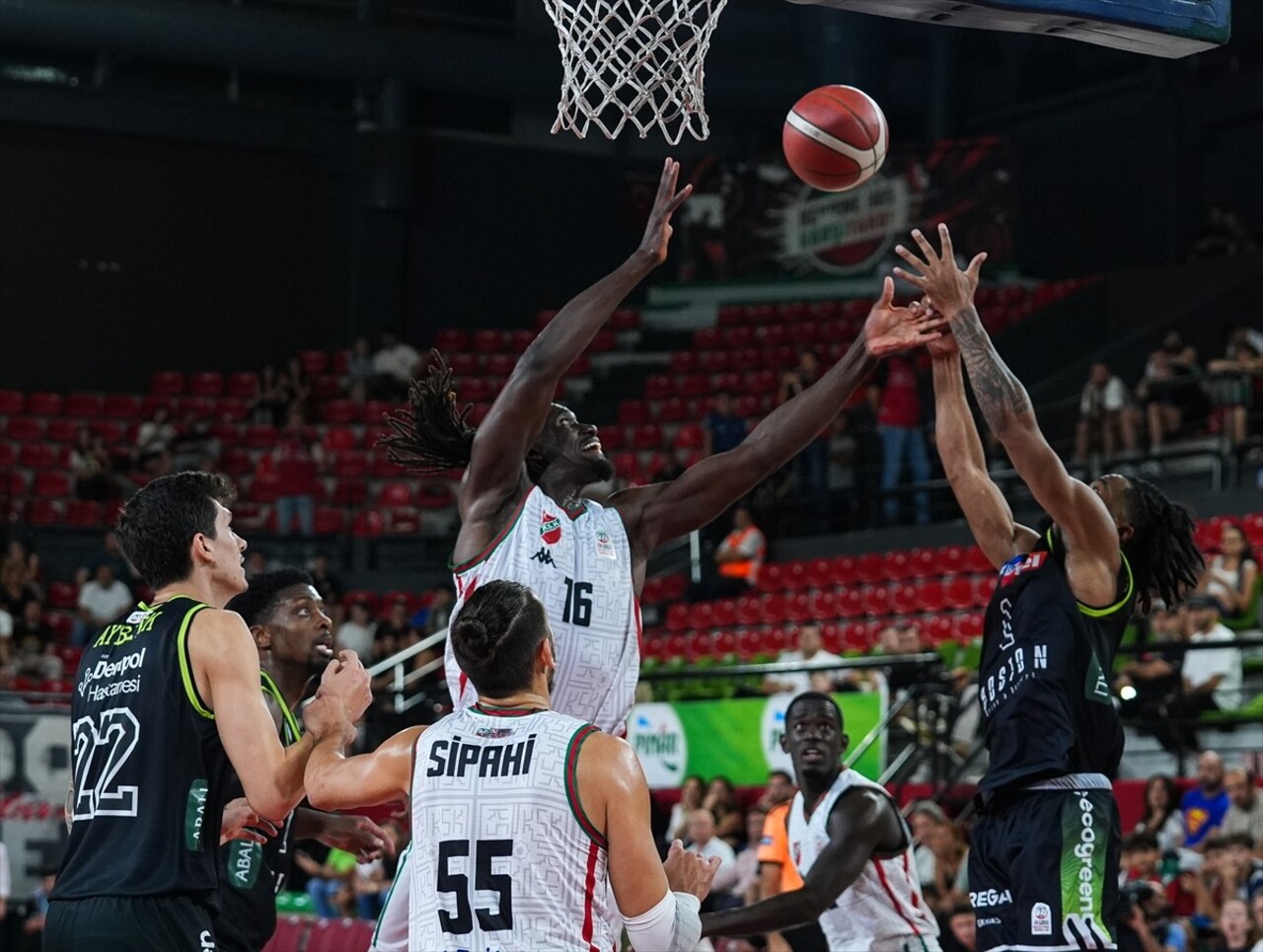 Türkiye Sigorta Basketbol Süper Lig 2. hafta mücadelesinde Karşıyaka ile Yukatel Merkezefendi...