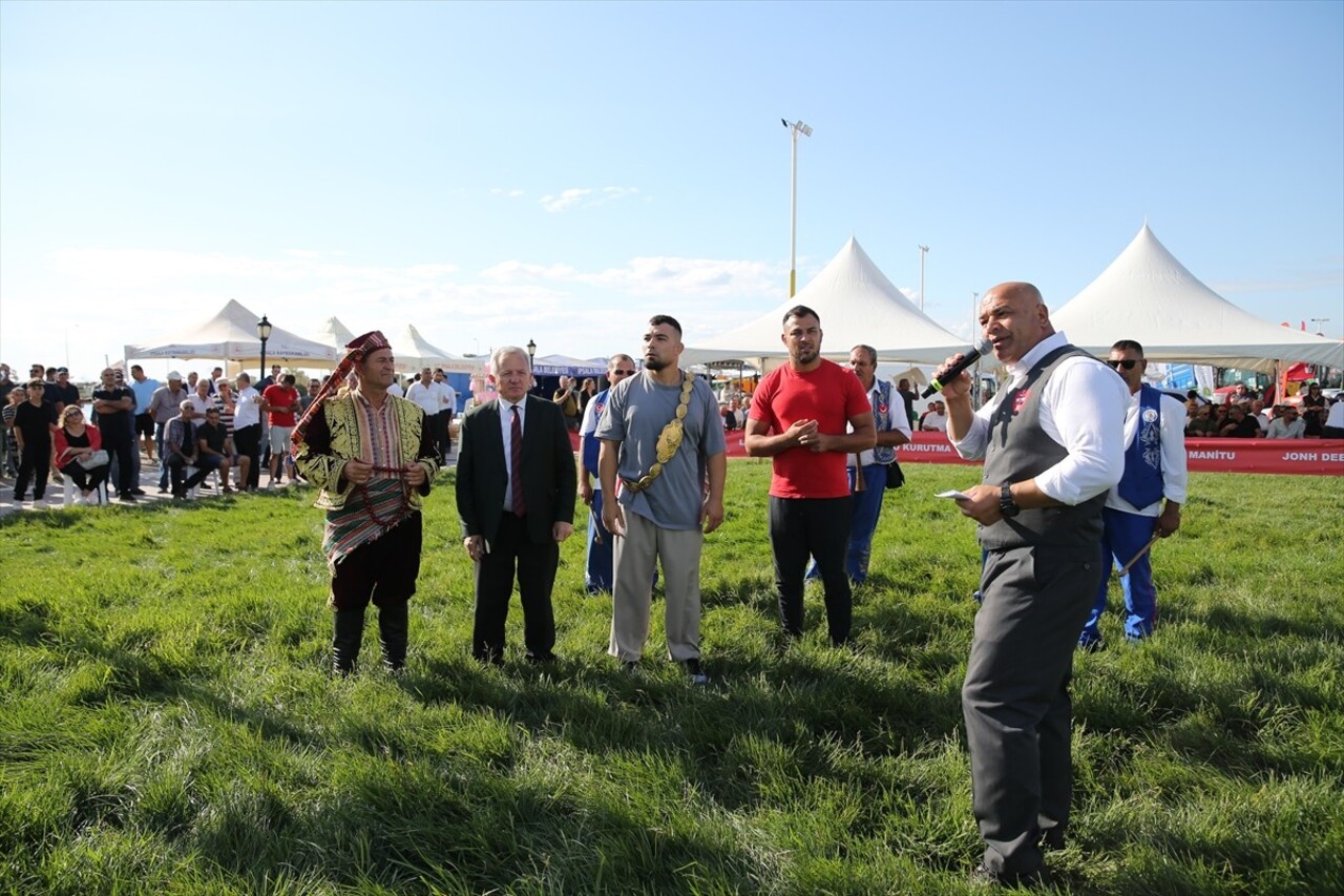 Tarihi Kırkpınar Yağlı Güreşleri'nin başcazgırı Emin Ger (sağda), başpehlivanları yabancı dilde...