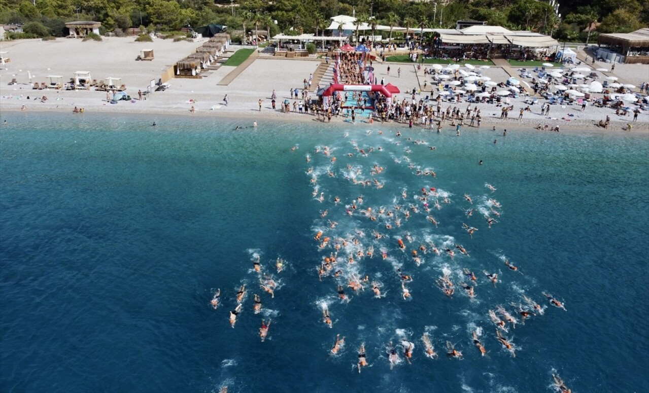 Muğla'nın Fethiye ilçesinde 5. Uluslararası Fethiye Spor Festivali kapsamında açık su yüzme...