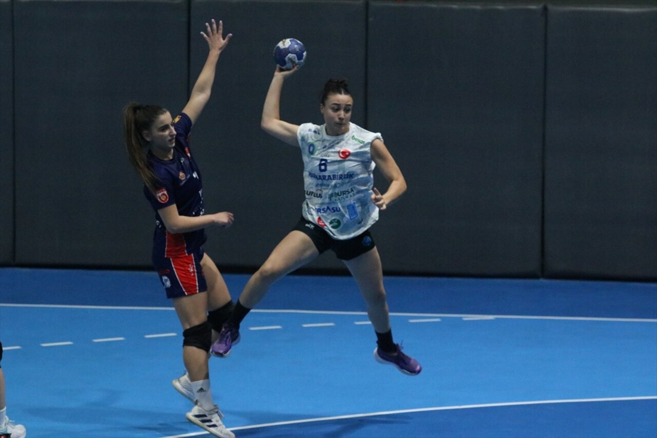 Avrupa Hentbol Federasyonu (EHF) Kadınlar Avrupa Kupası 2. tur ikinci maçında Bursa Büyükşehir...