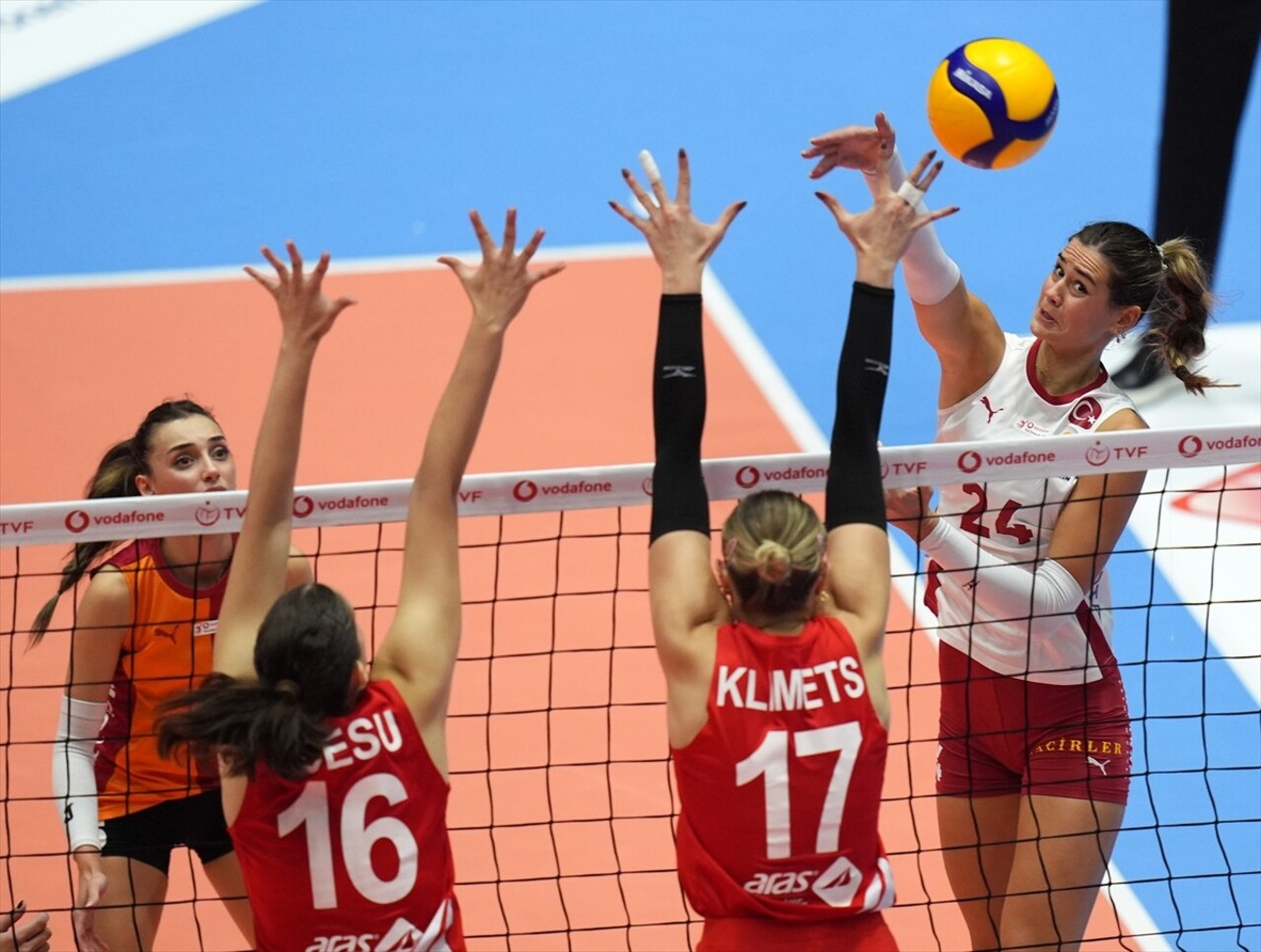 Vodafone Sultanlar Ligi 2. haftasında Aras Kargo ile Galatasaray Daikin Atatürk Voleybol Vestel...