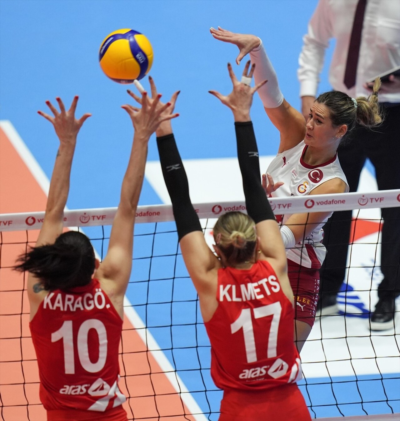 Vodafone Sultanlar Ligi 2. haftasında Aras Kargo ile Galatasaray Daikin Atatürk Voleybol Vestel...